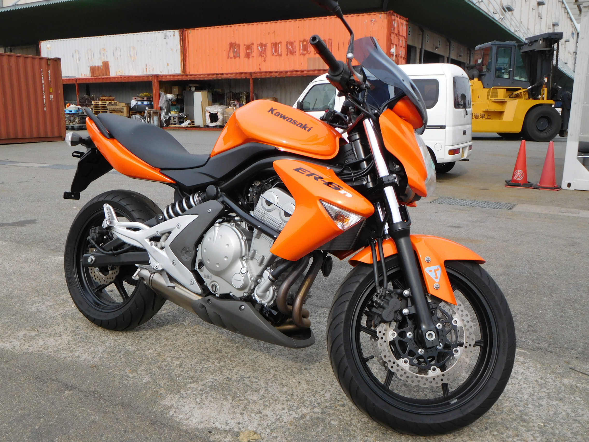 Honda челябинск. Kawasaki er6n 2007. Кавасаки er6n 2007. Kawasaki er6n оранжевый. Kawasaki er6n Orange 2007 года.